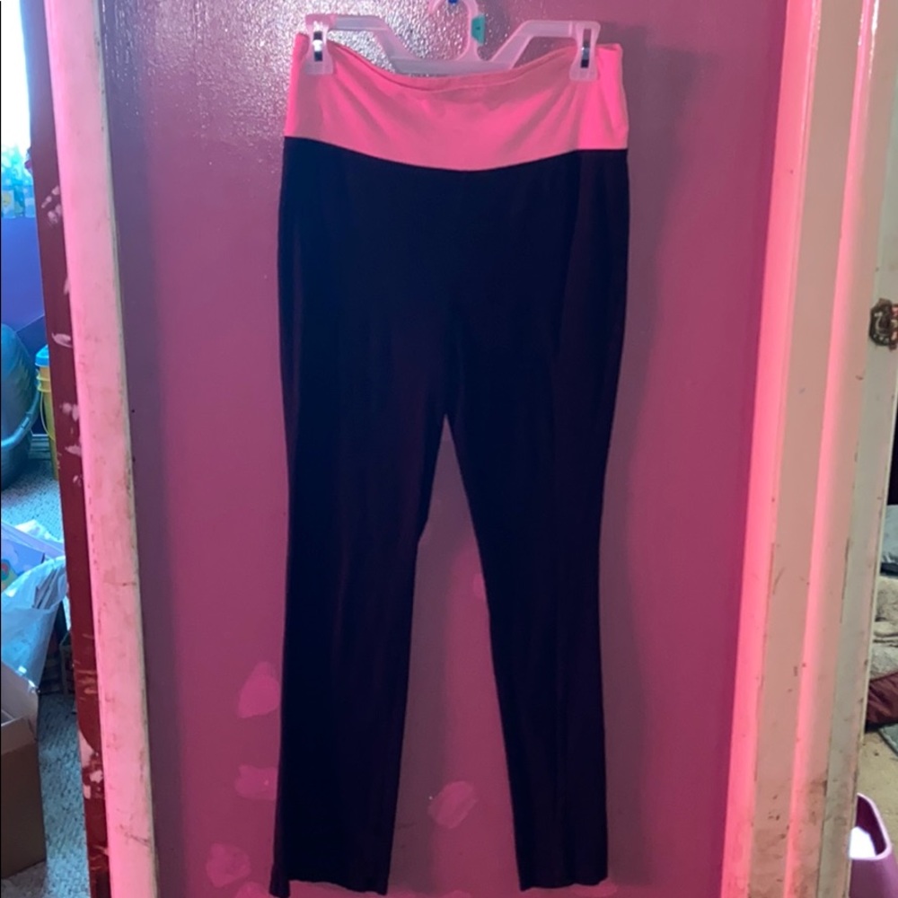 Black yoga pants with pink on the waistband💘